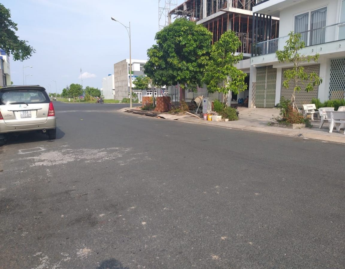 NHÀ BÁN HOẶC CHO THUÊ KHU ĐÔ THỊ PHÚ CƯỜNG, AN HÒA, RẠCH GIÁ, KIÊN GIANG, BÁN 1 TỶ xxx, 4,5X15,5 M (MSNV02)
