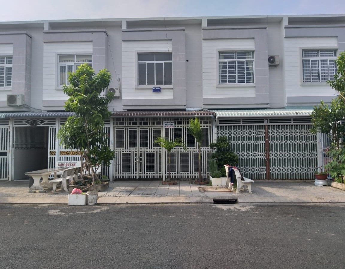 NHÀ BÁN HOẶC CHO THUÊ KHU ĐÔ THỊ PHÚ CƯỜNG, AN HÒA, RẠCH GIÁ, KIÊN GIANG, BÁN 1 TỶ xxx, 4,5X15,5 M (MSNV02)