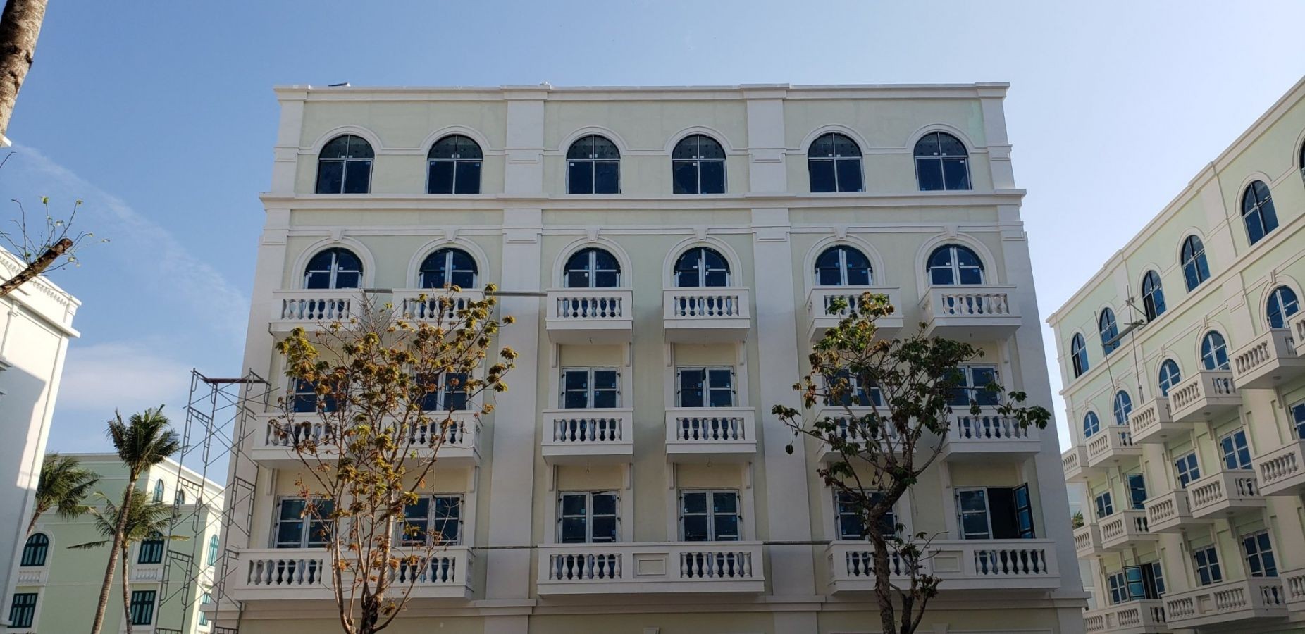 Shophouse mặt biển Bãi Trường giá tốt, cách biển 200m, 14 phòng khách sạn