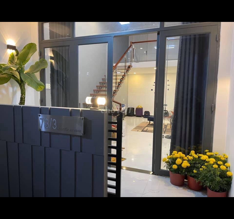 Bán nhà đầy đủ tiện nghi vào ở liền, hẻm Nguyễn An Ninh Rạch Giá vào hẻm chỉ 20m, cách Nguyễn Trung Trực 50m, thuận tiện đi lại.