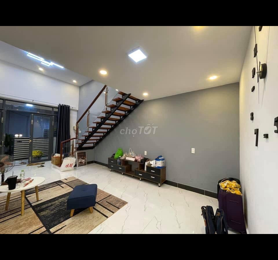 Bán nhà đầy đủ tiện nghi vào ở liền, hẻm Nguyễn An Ninh Rạch Giá vào hẻm chỉ 20m, cách Nguyễn Trung Trực 50m, thuận tiện đi lại.