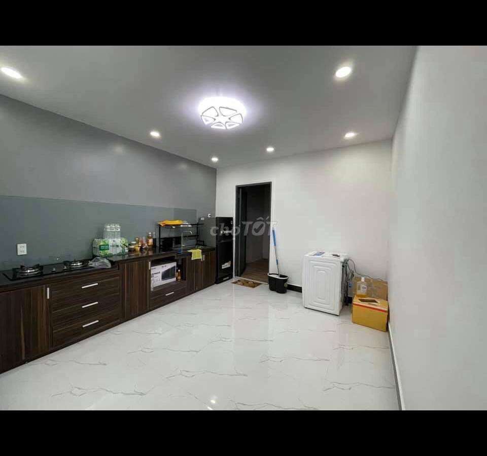 Bán nhà đầy đủ tiện nghi vào ở liền, hẻm Nguyễn An Ninh Rạch Giá vào hẻm chỉ 20m, cách Nguyễn Trung Trực 50m, thuận tiện đi lại.