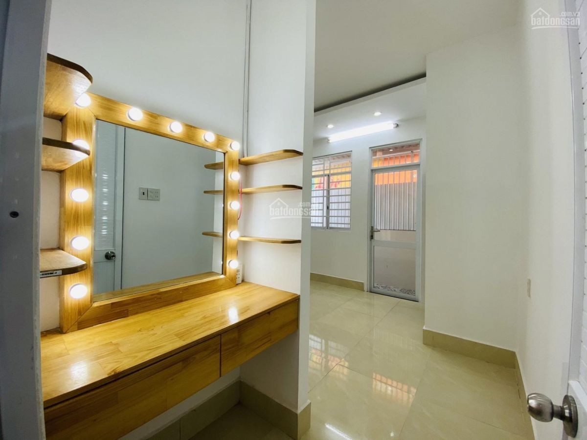 Nhà hoàn thiện đẹp có sân rộng thoải mái đậu xe oto nhánh Huỳnh Tấn Phát