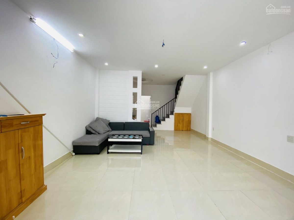 Nhà hoàn thiện đẹp có sân rộng thoải mái đậu xe oto nhánh Huỳnh Tấn Phát