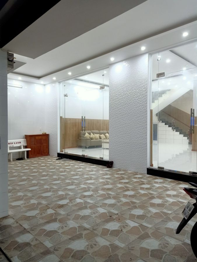 Nhà cao tầng lô h6 căn 11-12 đường Phạm Hùng